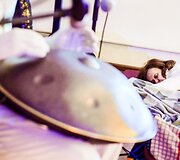 Tomas groja Lietuvoje labai neįprastu instrumentu