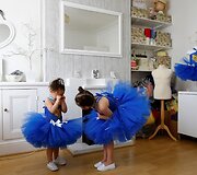 Mergaitė įkalbinėja mažesniąją nusifotografuoti Lesteryje, Didžiojoje Britanijoje