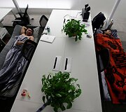 Kinijos technologijų kompanijų darbuotojai miega, valgo ir kartais gyvena darbe