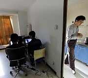 Kinijos technologijų kompanijų darbuotojai miega, valgo ir kartais gyvena darbe