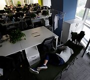 Kinijos technologijų kompanijų darbuotojai miega, valgo ir kartais gyvena darbe