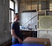 Menininkas Grzegorzas Sztwiertnia savo studijoje