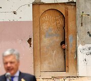 Vaikas Palestinoje klausosi politiko kalbos