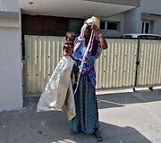 Indijoje moteris priversta savo vienerių metų dukrą palikti priri&scaron;tą prie akmens kol su vyru dirba statybose