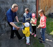 Velerijus kasdien groja savo auginamiems agurkams &scaron;iltnamyje, kad jie augtų didesni ir skanesni