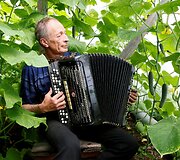 Velerijus kasdien groja savo auginamiems agurkams &scaron;iltnamyje, kad jie augtų didesni ir skanesni