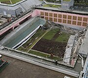 Honkonge sugriuvo universiteto salės stogas su žolės danga