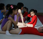 Mergaičių gimnastikos treniruotė Kinijoje