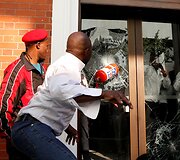 Protestuotojas sviedžia gesintuvą į Pietų Afrikos Respublikos parlamento duris