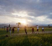 migrantai žaidžia kamuoliu Graikijoje