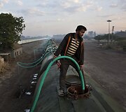 Į sausros kamuojamas Indijos teritorijas vanduo gabenamas traukiniu