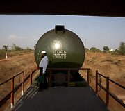 Į sausros kamuojamas Indijos teritorijas vanduo gabenamas traukiniu