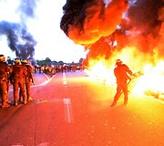 Prancūzijos policija susirėmė su degalų saugyklą blokuojančiais protestuotojais