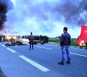 Prancūzijos policija susirėmė su degalų saugyklą blokuojančiais protestuotojais