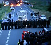 Prancūzijos policija susirėmė su degalų saugyklą blokuojančiais protestuotojais