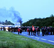 Prancūzijos policija susirėmė su degalų saugyklą blokuojančiais protestuotojais