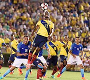 Ekvadoro futbolo rinktinės žaidėjas smūgiuoja galva