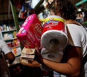 Alkani venesueliečiai verčiasi maisto produktų kontrabanda i&scaron; Kolumbijos