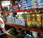 Alkani venesueliečiai verčiasi maisto produktų kontrabanda i&scaron; Kolumbijos