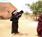 I&scaron; &bdquo;Islamo valstybės&ldquo; i&scaron;laisvinta moteris nusimetė du metus dėvėtą nikabą