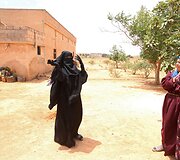 I&scaron; &bdquo;Islamo valstybės&ldquo; i&scaron;laisvinta moteris nusimetė du metus dėvėtą nikabą