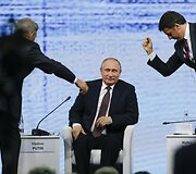 Rusijos prezidentas Vladimiras Putinas penktadienį ekonomikos forume Sankt Peterburge