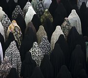 Iranietės meldžiasi per ramadaną