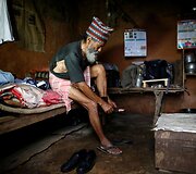 Senelis nepalietis (68 m.) po žmonos mirties ėmė lankyti mokyklą, nes vaikystėje tam nebuvo lė&scaron;ų