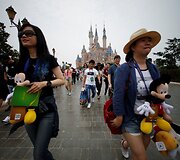 Kinijoje atidarytas &bdquo;Disney&ldquo; pramogų parkas
