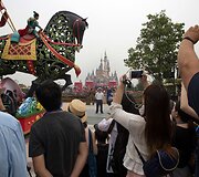 Kinijoje atidarytas &bdquo;Disney&ldquo; pramogų parkas