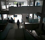 Kadaise pažangiausioms žemyne, Venesuelos mokykloms stinga lė&scaron;ų, jas palieka mokytojai ir mokiniai
