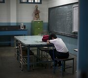 Kadaise pažangiausioms žemyne, Venesuelos mokykloms stinga lė&scaron;ų, jas palieka mokytojai ir mokiniai