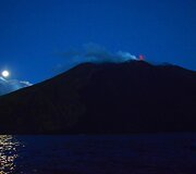 Strombolis &ndash; lava besispjaudantis ugnikalnis, kurio saloje nuolat gyvena žmonės 