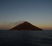 Strombolis &ndash; lava besispjaudantis ugnikalnis, kurio saloje nuolat gyvena žmonės 