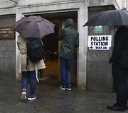 Britanijos rinkėjai pradėjo balsuoti istoriniame referendume dėl tolesnės &scaron;alies narystės Europos Sąjungoje