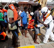 Laivas Viduržemio jūroje gelbsti i&scaron;sekusius &Scaron;iaurės Afrikos migrantus