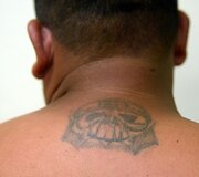 Salvadoro gaujų nariai naikina gaujų priklausomybę žyminčias tatuiruotes, kad pradėtų gyvenimą i&scaron; naujo