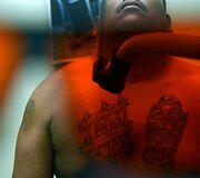 Salvadoro gaujų nariai naikina gaujų priklausomybę žyminčias tatuiruotes, kad pradėtų gyvenimą i&scaron; naujo