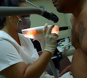 Salvadoro gaujų nariai naikina gaujų priklausomybę žyminčias tatuiruotes, kad pradėtų gyvenimą i&scaron; naujo
