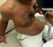 Salvadoro gaujų nariai naikina gaujų priklausomybę žyminčias tatuiruotes, kad pradėtų gyvenimą i&scaron; naujo