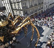 Nanto gatvėmis ropojantis didžiulis mechaninis voras &ndash; Kumo