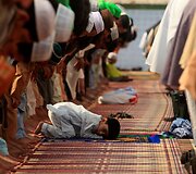 Berniukas per maldą Pakistane
