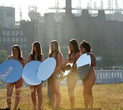 Klivlande daugiau kaip 100 nuogų moterų pozavo protestuodamos prie&scaron; Trumpą