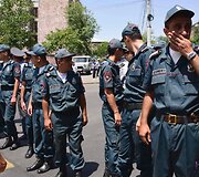 Ginkluota grupė užėmė policijos ir Vidaus reikalų ministerijos pajėgų pastatą Jerevane
