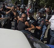 Ginkluota grupė užėmė policijos ir Vidaus reikalų ministerijos pajėgų pastatą Jerevane