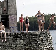 Apleistas sovietinis kalėjimas Estijoje, kurio kaliniai kasdavo klintis, pavirto žmonių mėgstama nardymo vieta