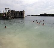 Apleistas sovietinis kalėjimas Estijoje, kurio kaliniai kasdavo klintis, pavirto žmonių mėgstama nardymo vieta