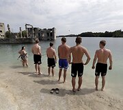 Apleistas sovietinis kalėjimas Estijoje, kurio kaliniai kasdavo klintis, pavirto žmonių mėgstama nardymo vieta