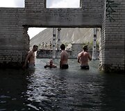 Apleistas sovietinis kalėjimas Estijoje, kurio kaliniai kasdavo klintis, pavirto žmonių mėgstama nardymo vieta