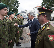 Jaunesniųjų karininkų vadų mokymų pirmojo karininko laipsnio suteikimo ceremonija